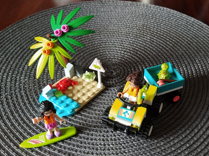 Datei:LEGO 41697 friends-amStrand.jpg