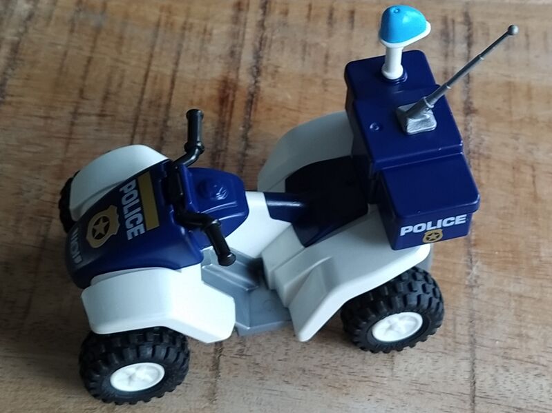 Datei:Playmobil 6504-Polizeiquad-seitlich.jpg