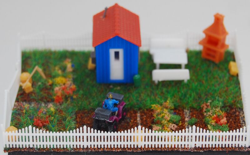 Datei:FALLER 272551 Schrebergartenset 2b.JPG