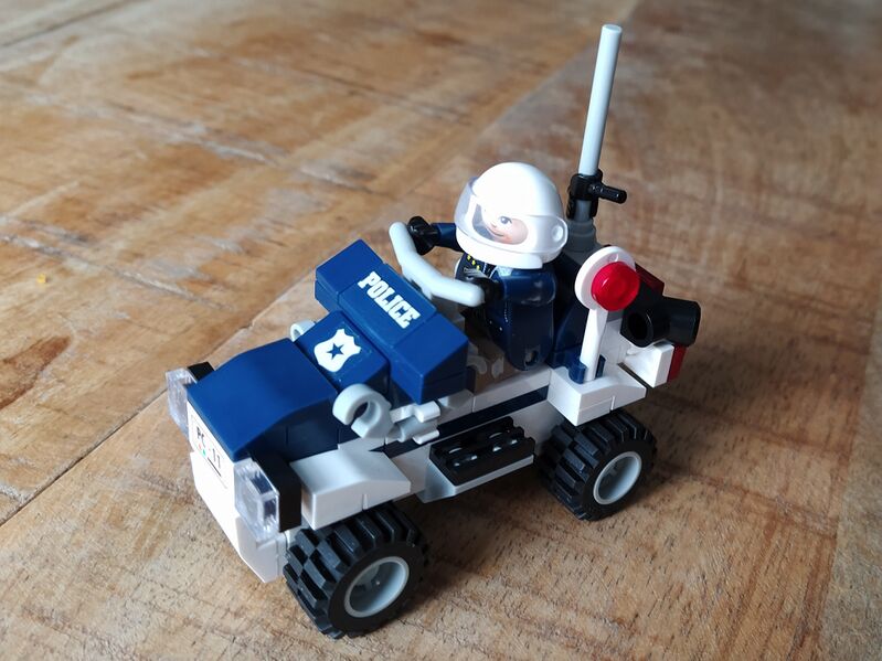 Datei:Playtive-Clippys-PolizeiQuad aufgesessen.jpg